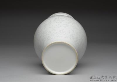 图片[2]-White vase with Indian lotus scrolls, Jingdezhen ware, Qing dynasty (1644-1911)-China Archive